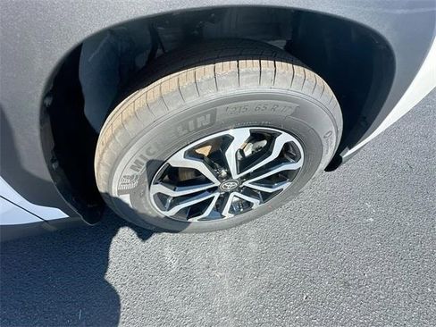 Used 2026 Toyota Corolla Cross SE image 19