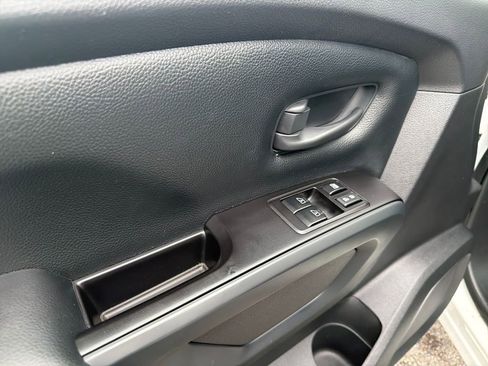 Used 2022 Nissan Titan S image 12