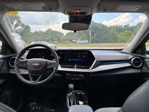 Used 2025 Chevrolet Trax LT FWD image 27