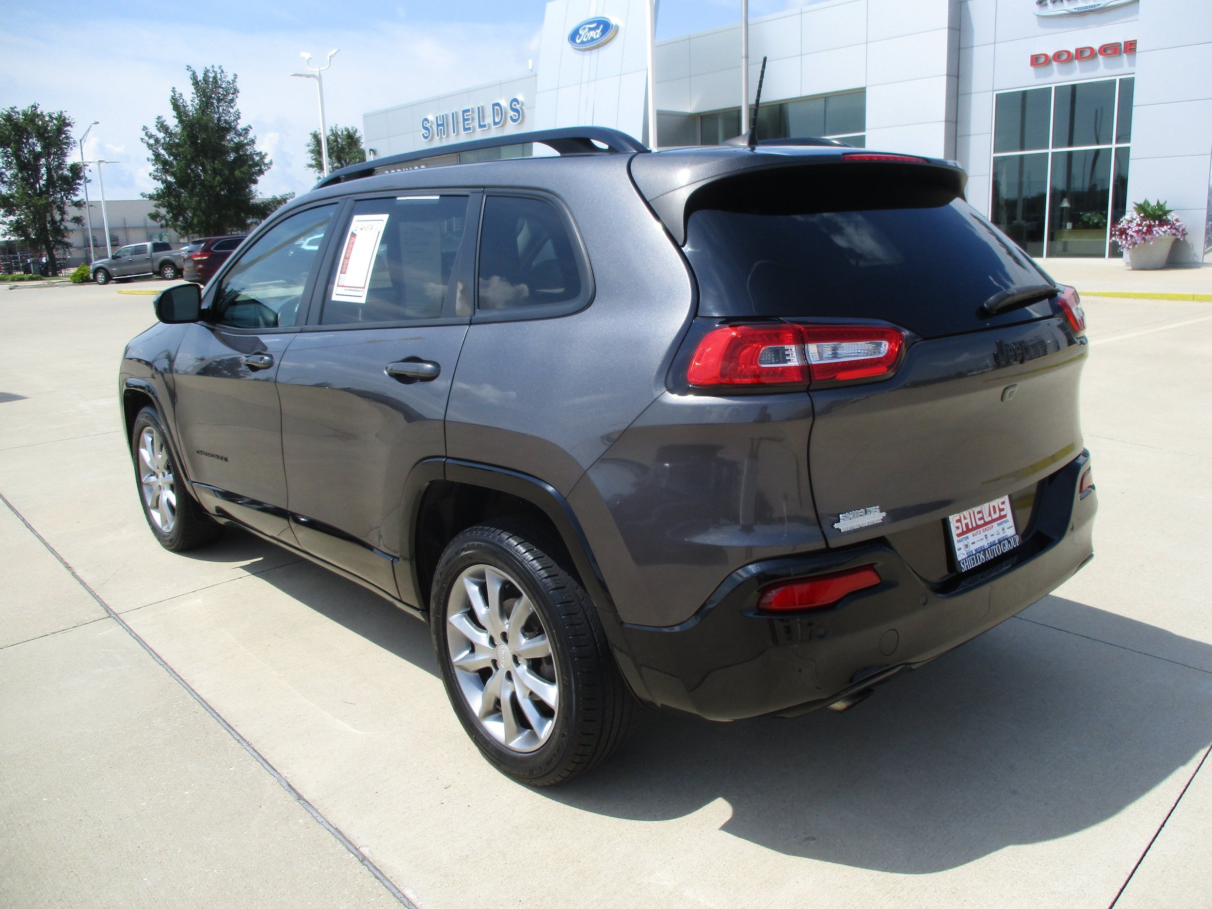 Used 2018 Jeep Cherokee Latitude FWD image 3