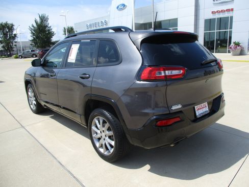 Used 2018 Jeep Cherokee Latitude FWD image 3