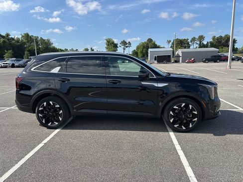 Certified 2025 Kia Sorento EX w/ Panoramic Sunroof Package FWD image 3