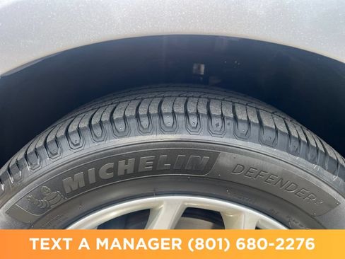 Used 2018 Chrysler Pacifica Touring-L w/ Advanced Safetytec Group FWD image 23