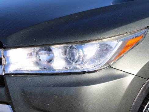 Used 2017 Toyota Highlander XLE image 10