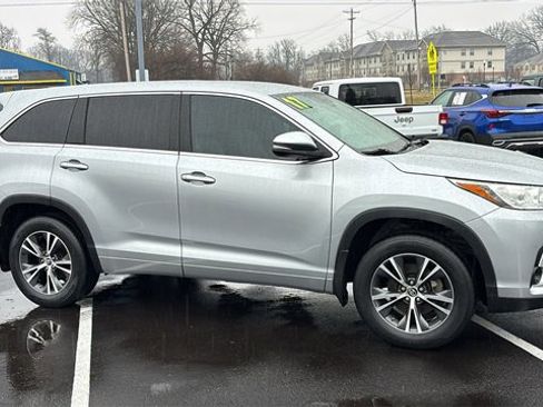 Used 2017 Toyota Highlander LE w/ Carpet Mat Package image 30