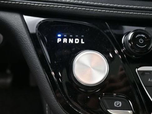 Used 2025 Chrysler Pacifica Limited FWD image 28