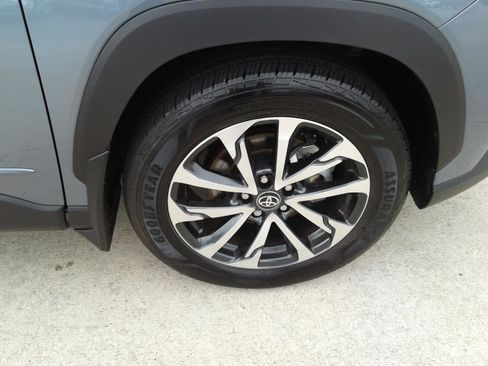 Used 2025 Toyota Corolla Cross XLE image 9