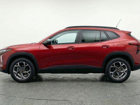 Used 2025 Chevrolet Trax LT w/ LT Convenience Package image 5