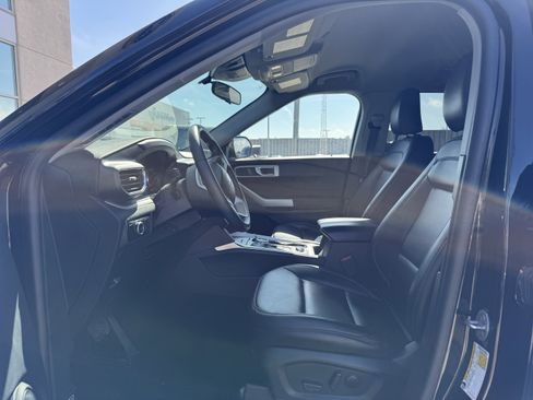 Used 2024 Ford Explorer XLT w/ Equipment Group 202A image 7