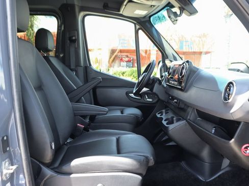 Used 2025 Mercedes-Benz Sprinter 2500 image 38