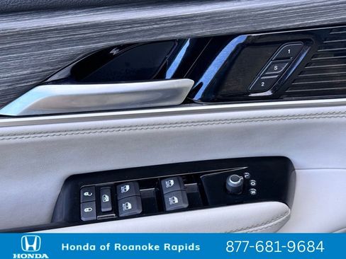 Used 2024 Jeep Wagoneer L Series II w/ Flexible Seating Group image 25