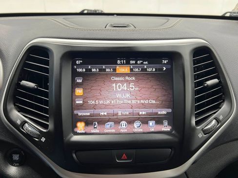 Used 2018 Jeep Cherokee Latitude Plus w/ Comfort/Convenience Group FWD image 23