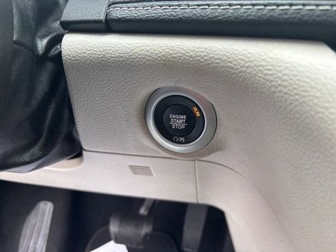 Used 2022 Chrysler Pacifica Touring-L w/ Uconnect Theater Family Group image 20