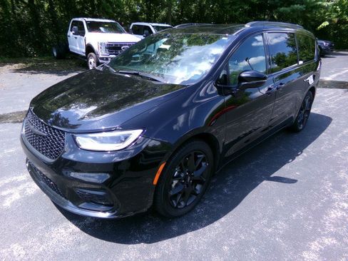 Used 2025 Chrysler Pacifica Limited FWD image 5