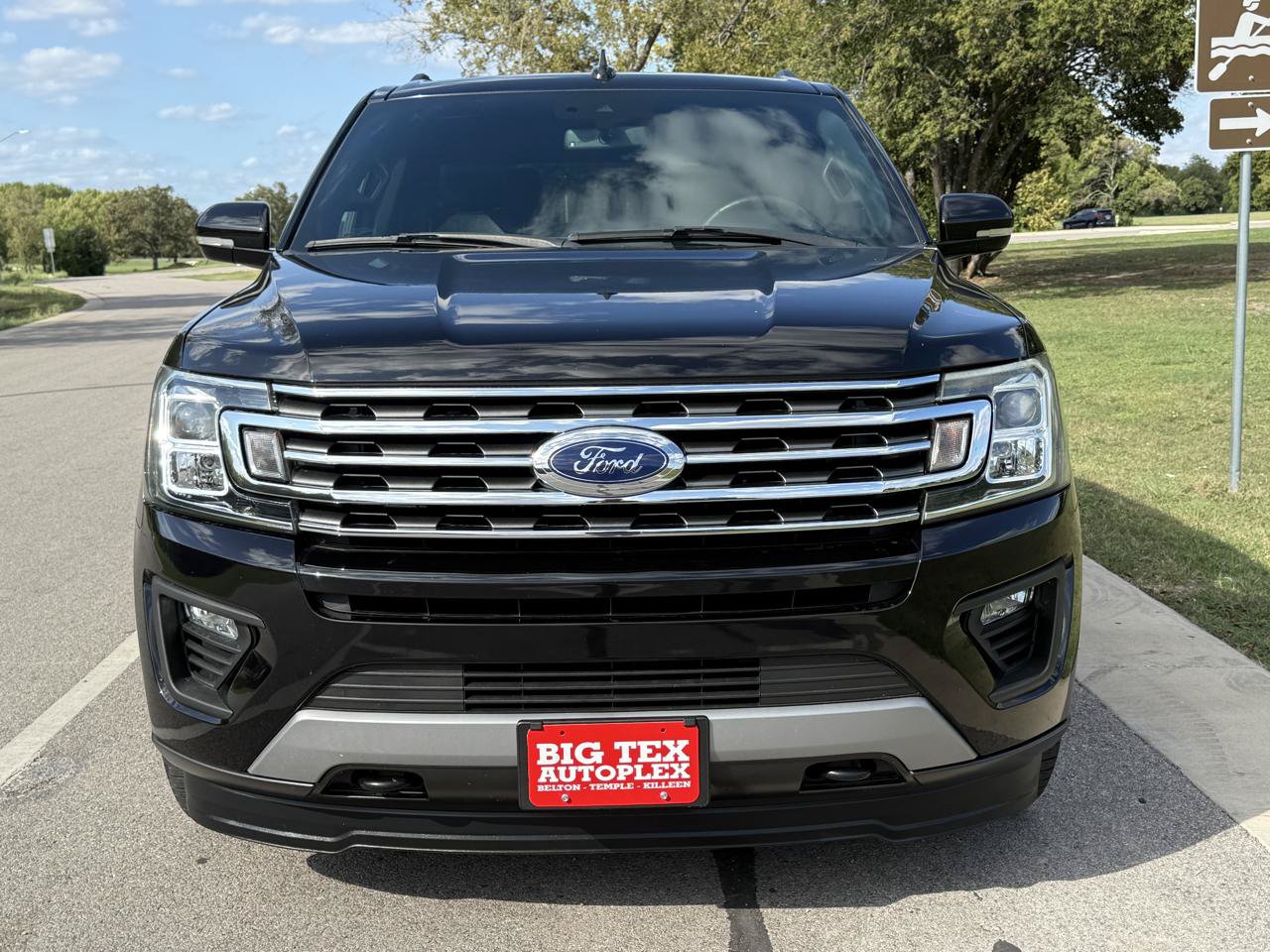 Used 2019 Ford Expedition XLT w/ Equipment Group 202A AWD/4WD image 2