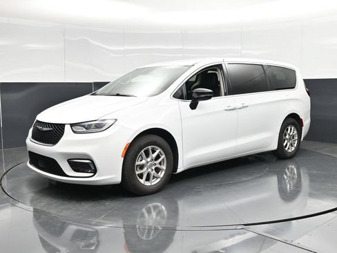 Used 2024 Chrysler Pacifica Touring-L FWD image 6