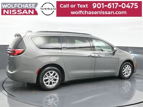 Used 2022 Chrysler Pacifica Touring-L image 6