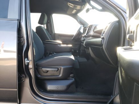 Used 2024 RAM 2500 Tradesman w/ Chrome Appearance Group image 18