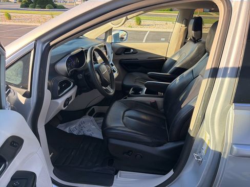 Used 2022 Chrysler Pacifica Touring-L AWD/4WD image 9