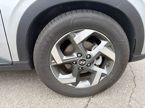 Used 2024 Hyundai Venue SEL FWD image 17