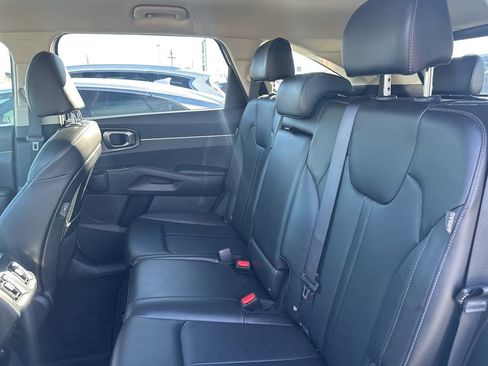 Used 2024 Kia Sorento S image 11
