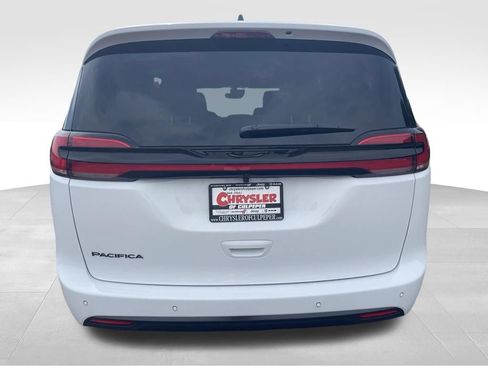 New 2027 Chrysler Pacifica Select FWD image 17