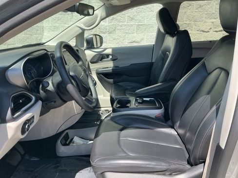 Used 2023 Chrysler Pacifica Touring-L FWD image 14