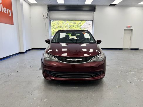 Used 2017 Chrysler Pacifica Touring w/ Tire & Wheel Group image 2