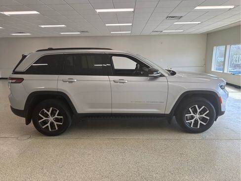 Used 2024 Jeep Grand Cherokee Limited w/ MOPAR Finishing Package AWD/4WD image 5