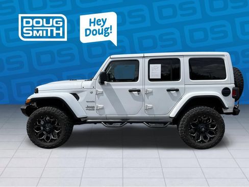 Used 2019 Jeep Wrangler Unlimited Sahara w/ Uconnect 4C Nav & Sound Group AWD/4WD image 2