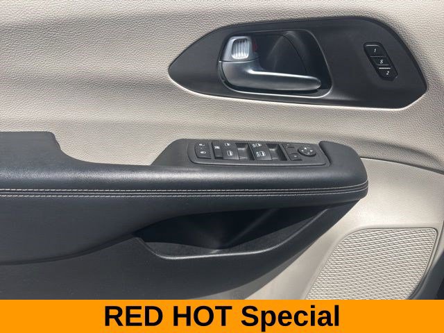 Used 2023 Chrysler Pacifica Touring-L FWD image 13