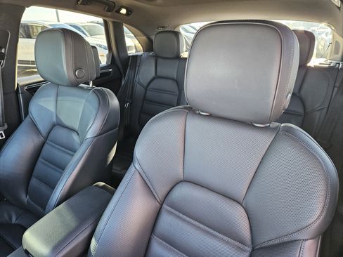 Used 2023 Porsche Macan S image 6