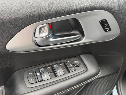 Used 2025 Chrysler Pacifica Limited FWD image 14