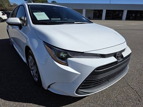 Used 2024 Toyota Corolla LE image 2