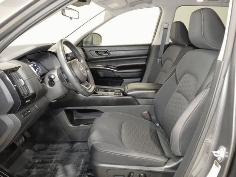 Used 2024 Nissan Pathfinder SV image 10