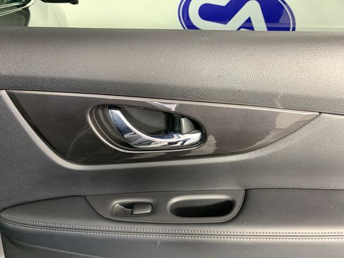 Used 2020 Nissan Rogue SV w/ Premium Package image 37