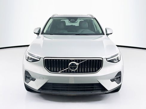 Used 2025 Volvo XC40 B5 Plus image 2
