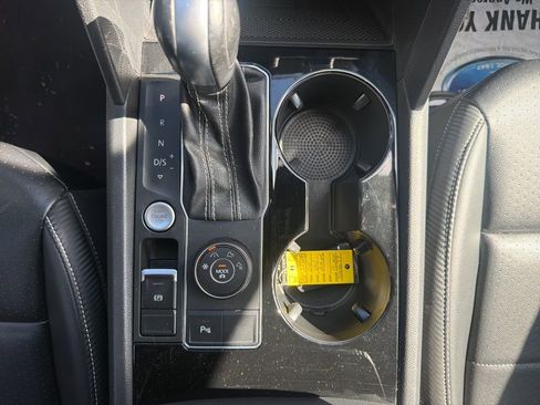 Used 2022 Volkswagen Atlas Cross Sport SE image 33