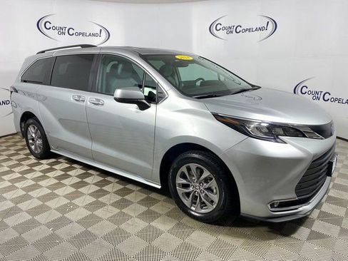 Used 2024 Toyota Sienna XLE image 1