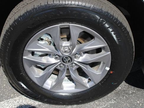 Used 2026 Toyota Sienna LE FWD image 2
