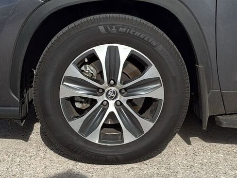 Used 2022 Toyota Highlander XLE FWD image 10