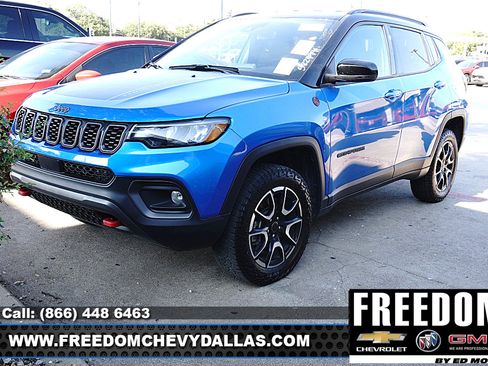 Used 2025 Jeep Compass Trailhawk AWD/4WD image 2