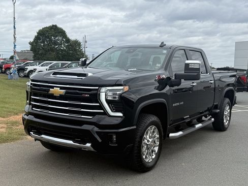 Used 2025 Chevrolet Silverado 2500 LT w/ Z71 Chrome Sport Edition image 8