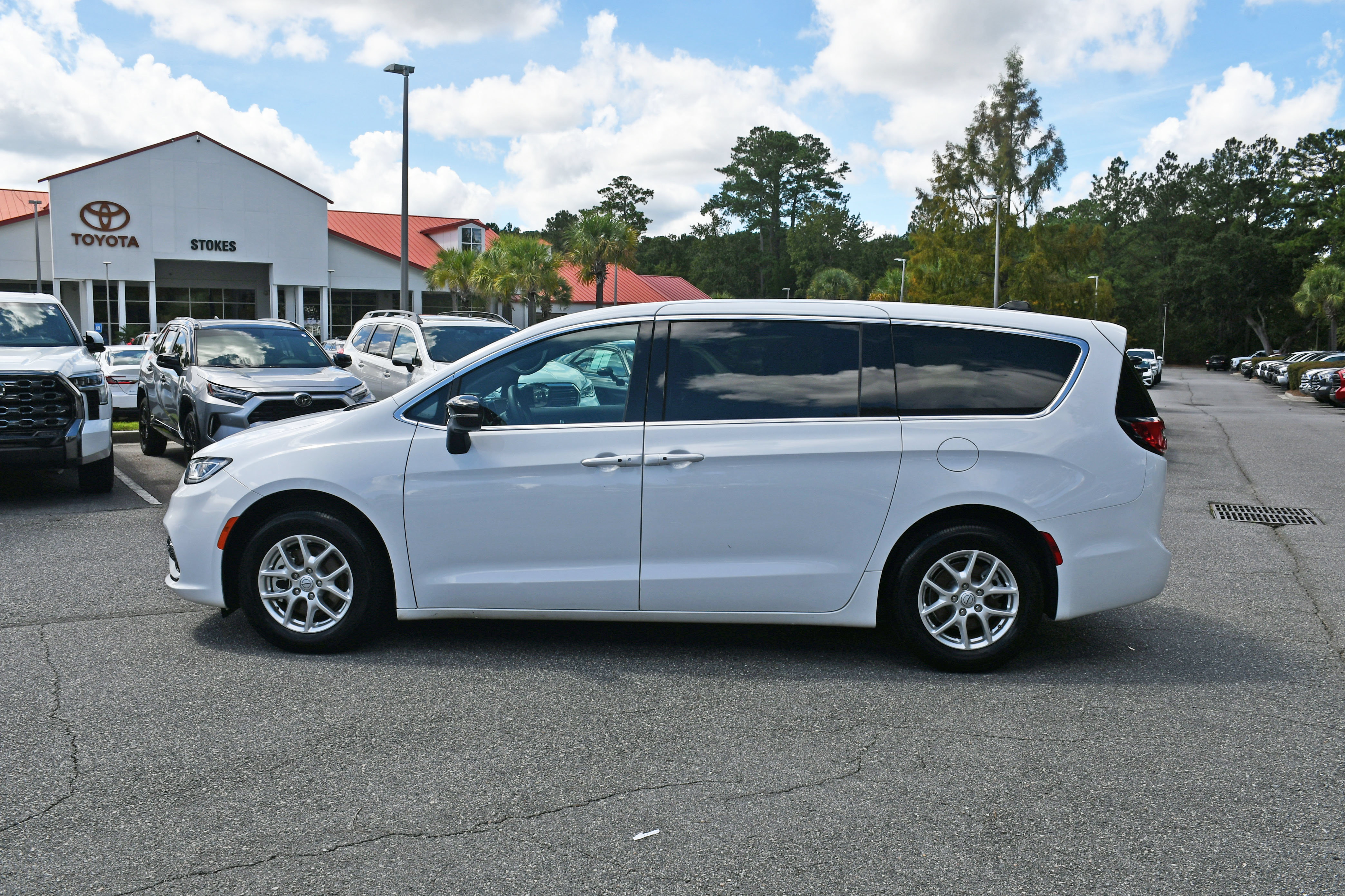 Used 2025 Chrysler Pacifica Select FWD image 2
