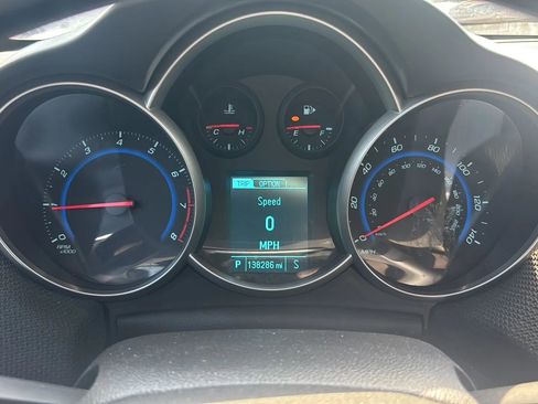 Used 2016 Chevrolet Cruze LT image 2