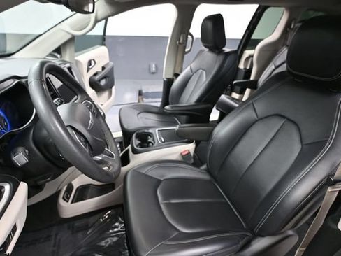 Used 2024 Chrysler Pacifica Touring-L FWD image 23