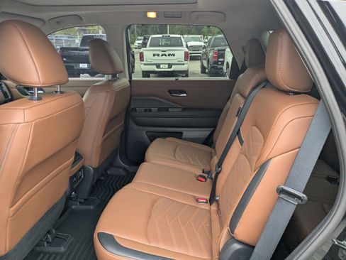 Used 2024 Nissan Pathfinder Platinum FWD image 13