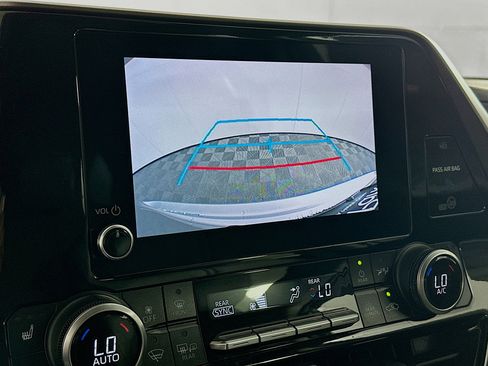 Used 2023 Toyota Highlander XLE FWD image 22