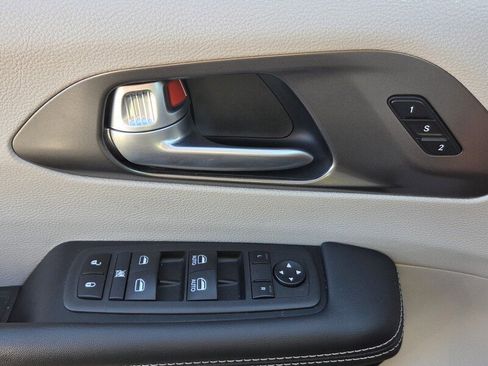 Used 2024 Chrysler Pacifica Touring-L image 19