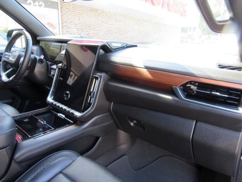 Used 2025 GMC Yukon XL Denali AWD/4WD image 33